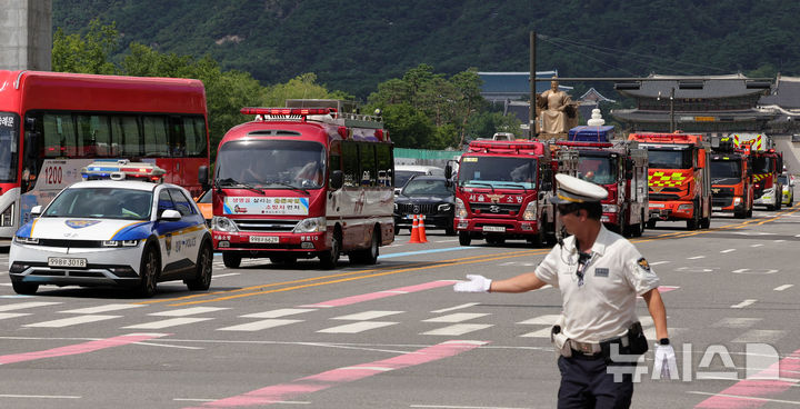 [서울=뉴시스] 홍효식 기자 = 공습대비 민방위 훈련이 실시된 20일 오후 서울 세종대로에서 소방·응급·구조 등 긴급차량의 길 터주기 훈련이 진행되고 있다. 2025.08.20. yesphoto@newsis.com