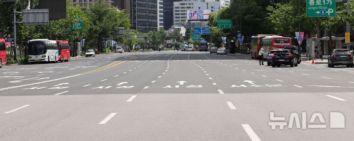 [서울=뉴시스] 홍효식 기자 = 공습대비 민방위 훈련이 실시된 20일 오후 서울 세종대로에서 공습경보 발령으로 차량들이 통제되고 있다. 2025.08.20. yesphoto@newsis.com