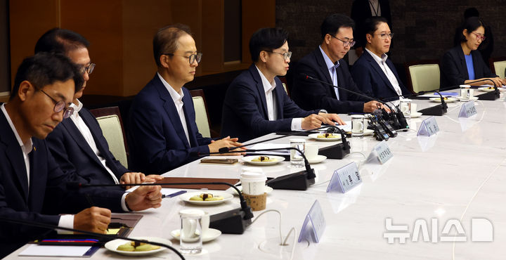 [서울=뉴시스] 박주성 기자 = 김정관 산업통상자원부 장관이 20일 오후 서울 중구 대한상공회의소에서 열린 석유화학산업의 위기극복과 재도약을 위한 석유화학업계 사업재편 자율협약식에서 모두발언을 하고 있다. 2025.08.20. park7691@newsis.com