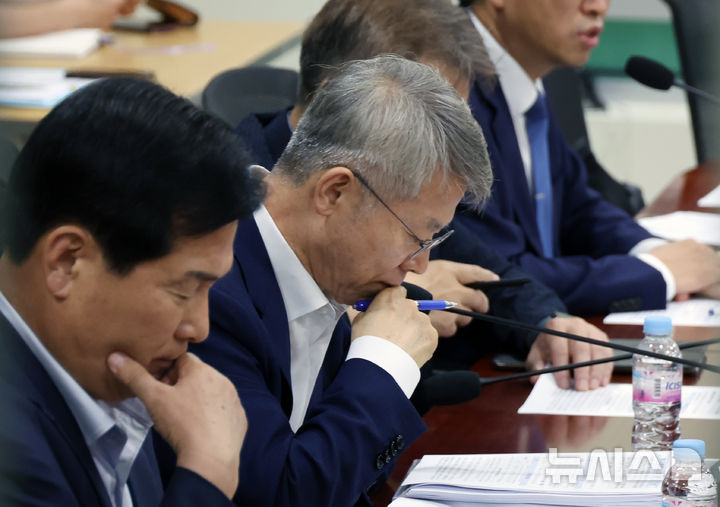 [서울=뉴시스] 고승민 기자 = 민형배 더불어민주당 국민주권 검찰 정상화 특위 위원장이 20일 오후 서울 여의도 국회 의원회관에서 열린 검찰개혁 관련 비공개 당정협의회에서 자료를 검토하고 있다. 2025.08.20. kkssmm99@newsis.com