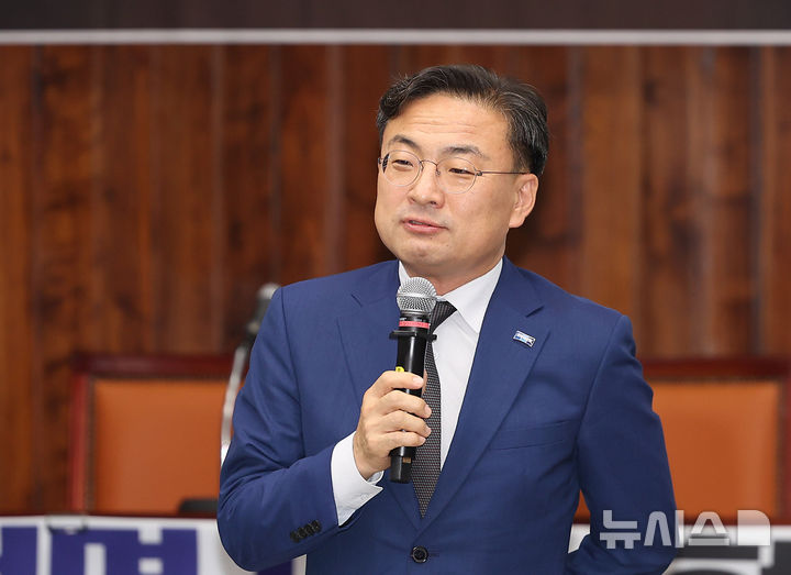 [서울=뉴시스] 김명년 기자 = 신장식 조국혁신당 의원이 20일 오전 서울 여의도 국회 도서관에서 열린 제3기 국가공공기관 노동이사협의회 출범식에서 축사하고 있다. 2025.08.20. kmn@newsis.com