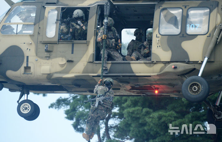 [남원=뉴시스] 김얼 기자 = 2025년 을지연습 실제훈련이 열린 20일 전북 남원시 남원종합스포츠타운에서 35사단 장병들이 실전과 같은 모습으로 훈련에 임하고 있다. 2025.08.20. pmkeul@newsis.com