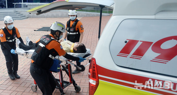 [남원=뉴시스] 김얼 기자 = 2025년 을지연습 실제훈련이 열린 20일 전북 남원시 남원종합스포츠타운에서 소방관들이 실전과 같은 모습으로 훈련에 임하고 있다. 2025.08.20. pmkeul@newsis.com