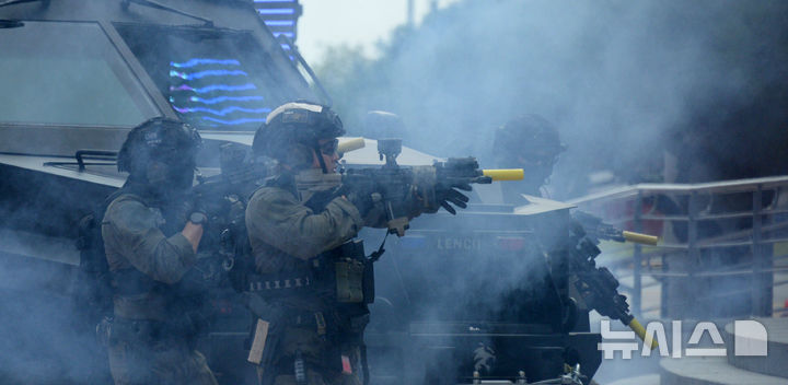 [남원=뉴시스] 김얼 기자 = 2025년 을지연습 실제훈련이 열린 20일 전북 남원시 남원종합스포츠타운에서 경찰특공대가 실전과 같은 모습으로 훈련에 임하고 있다. 2025.08.20. pmkeul@newsis.com