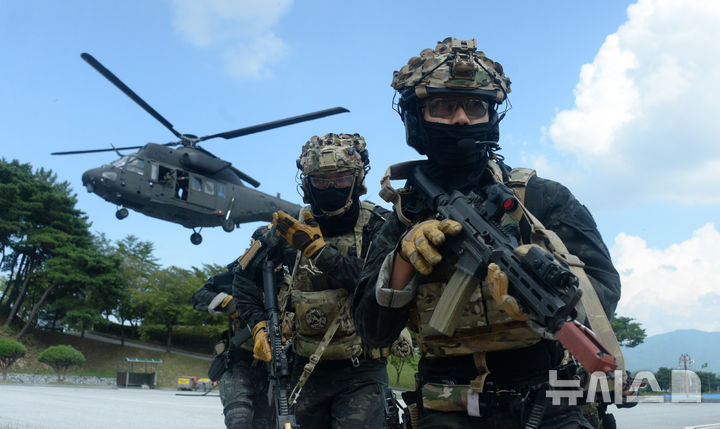 [남원=뉴시스] 김얼 기자 = 2025년 을지연습 실제훈련이 열린 20일 전북 남원시 남원종합스포츠타운에서 11공수여단 장병들이 실전과 같은 모습으로 훈련에 임하고 있다. 2025.08.20. pmkeul@newsis.com