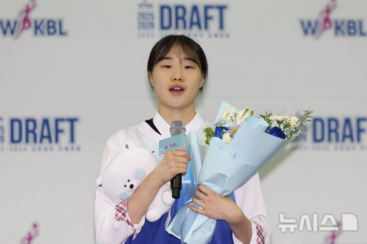 [부천=뉴시스] 권창회 기자 = 20일 오후 경기 부천시 부천체육관에서 열린 여자프로농구(WKBL) 2025~2026 신인선수 드래프트에서 1라운드 1순위로 신한은행 에스버드에 지명된 수피아여고 이가현이 지명소감을 밝히고 있다. 2025.08.20. kch0523@newsis.com
