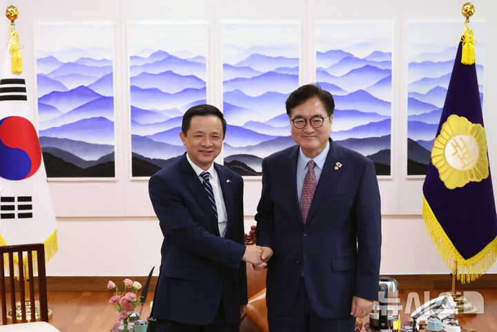 [서울=뉴시스] 김금보 기자 = 우원식 국회의장이 20일 오후 서울 여의도 국회에서 다이빙 주한중국대사와 기념촬영을 하고 있다. 2025.08.20. kgb@newsis.com