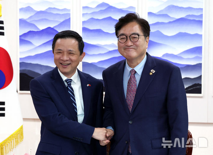 [서울=뉴시스] 김금보 기자 = 우원식 국회의장이 지난 20일 오후 서울 여의도 국회에서 다이빙 주한중국대사와 기념촬영을 하고 있다. 2025.08.20. kgb@newsis.com