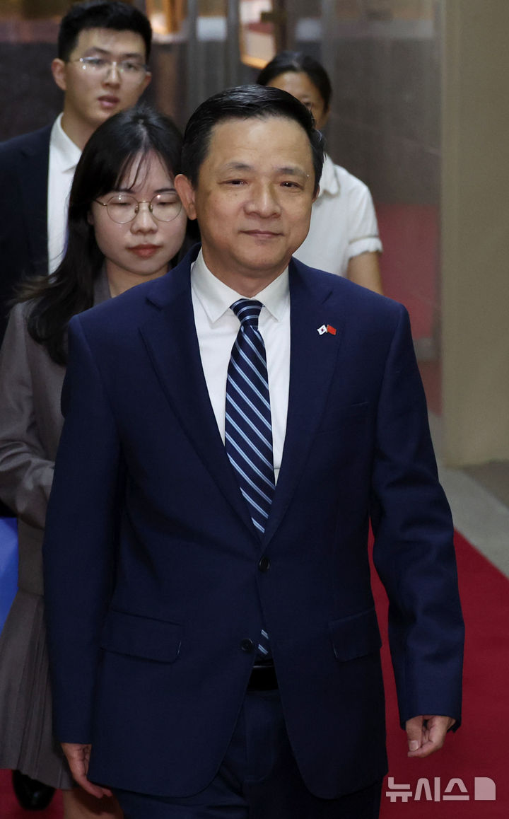 [서울=뉴시스] 김금보 기자 = 다이빙 주한중국대사가 20일 오후 서울 여의도 국회에서 우원식 국회의장을 접견하기위해 이동하고 있다. 2025.08.20. kgb@newsis.com
