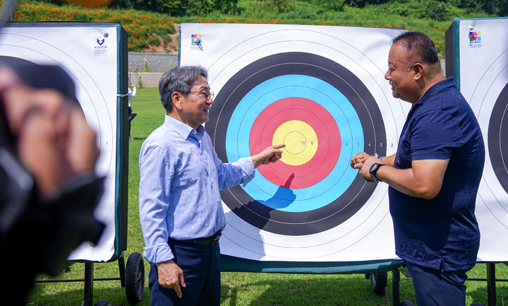[광주=뉴시스] 광주2025현대세계양궁선수권대회 광주국제양궁장 점검하는 강기정 광주시장. (사진=광주시청 제공). photo@newsis.com *재판매 및 DB 금지