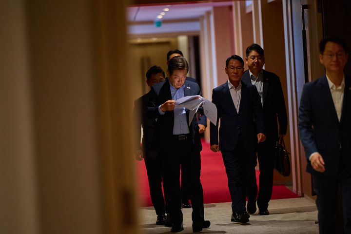 [서울=뉴시스] 대통령실이 지난 19일 이재명 대통령이 서울 용산 대통령실로 출근하는 모습을 20일 SNS에 공개했다. (사진=이재명 대통령 SNS) 2025.08.20. photo@newsis.com *재판매 및 DB 금지