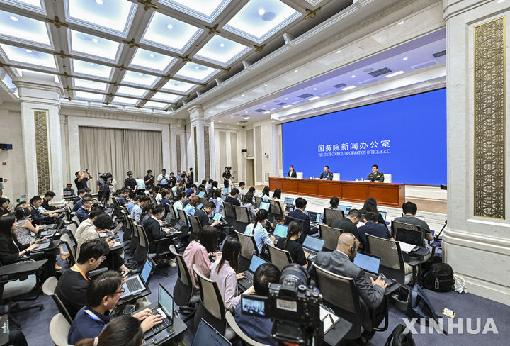 [베이징=신화/뉴시스] 중국이 다음 달 3일 열리는 ‘항일전쟁 및 세계 반파시스트 전쟁 승리 80주년’ 기념 열병식에서 차세대 무기 장비를 대거 선보일 예정이다. 20일 중국 베이징에서 국무원 신문판공실 주관으로 열병식 준비와 관련해 내외신기자회견이 열리는 모습. 2025.08.28.