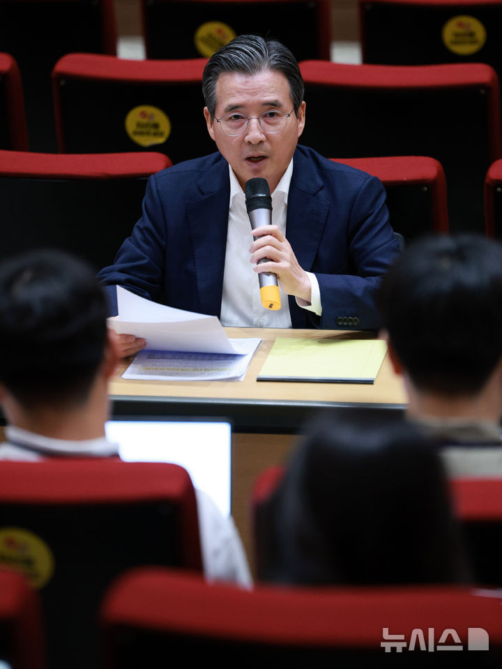 [서울=뉴시스] 고범준 기자 = 김용범 정책실장이 20일 서울 용산 대통령실 청사에서 열린 주요 3실장 기자간담회에서 발언하고 있다. 2025.08.20. bjko@newsis.com