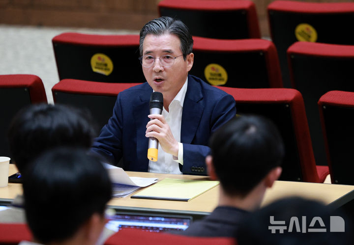 [서울=뉴시스] 고범준 기자 = 김용범 정책실장이 20일 서울 용산 대통령실 청사에서 열린 주요 3실장 기자간담회에서 발언하고 있다. 2025.08.20. bjko@newsis.com