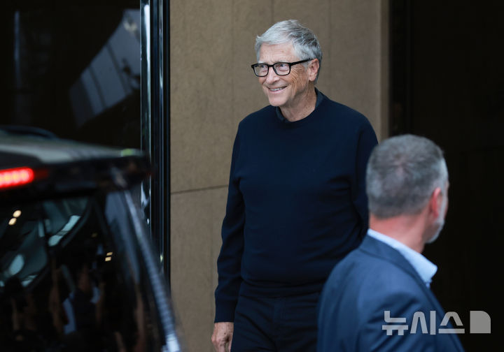 [서울=뉴시스] 김선웅 기자 = 빌 게이츠 게이츠재단 이사장이 20일 서울김포비즈니스항공센터를 통해 입국하고 있다. (공동취재) 2025.08.20. photo@newsis.com