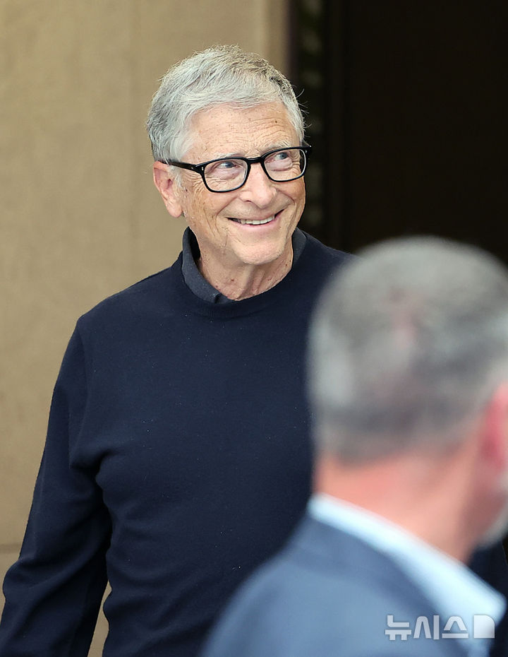 [서울=뉴시스] 김선웅 기자 = 빌 게이츠 게이츠재단 이사장이 20일 서울김포비즈니스항공센터를 통해 입국하고 있다. (공동취재) 2025.08.20. photo@newsis.com