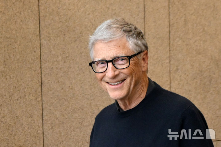 [서울=뉴시스] 김선웅 기자 = 빌 게이츠 게이츠재단 이사장이 20일 서울김포비즈니스항공센터를 통해 입국하고 있다. (공동취재) 2025.08.20. photo@newsis.com