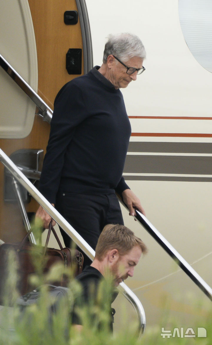 [서울=뉴시스] 김선웅 기자 = 빌 게이츠 게이츠재단 이사장이 20일 서울김포비즈니스항공센터를 통해 입국하고 있다. (공동취재) 2025.08.20. photo@newsis.com