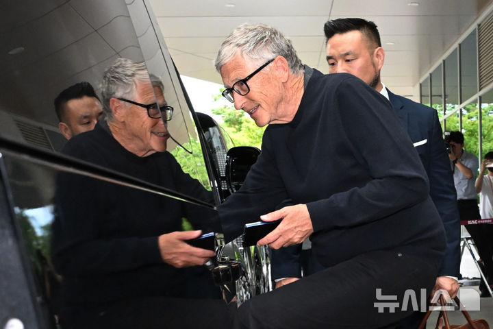 [서울=뉴시스] 김선웅 기자 = 빌 게이츠 게이츠재단 이사장이 20일 서울김포비즈니스항공센터를 통해 입국해 차량에 탑승하고 있다. (공동취재) 2025.08.20. photo@newsis.com