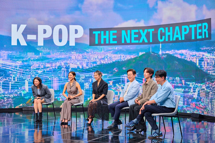 [서울=뉴시스] 이재명 대통령이 20일 서울 서초구 아리랑국제방송에서 녹화방송 형태로 진행된 케이팝 더 넥스트 챕터(K-Pop:The Next Chapter)에서 출연진들과 K팝의 현재와 앞으로의 비전이라는 주제로 논의하고 있다.&nbsp;&nbsp; 이날 '케이팝 데몬 헌터스(케데헌)'의 메기 강 감독, 영화 삽입곡을 부른 트와이스(TWICE)의 지효와 정연, 프로듀서 알티(R.Tee), 음악 평론가 김영대가 출연했다. (사진=대통령실 제공) 2025.08.20. photo@newsis.com *재판매 및 DB 금지