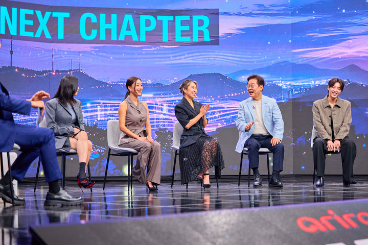 [서울=뉴시스] 이재명 대통령이 20일 서울 서초구 아리랑국제방송에서 녹화방송 형태로 진행된 케이팝 더 넥스트 챕터(K-Pop:The Next Chapter)에서 출연진들과 K팝의 현재와 앞으로의 비전이라는 주제로 논의하고 있다.&nbsp;&nbsp; 이날 '케이팝 데몬 헌터스(케데헌)'의 메기 강 감독, 영화 삽입곡을 부른 트와이스(TWICE)의 지효와 정연, 프로듀서 알티(R.Tee), 음악 평론가 김영대가 출연했다. (사진=대통령실 제공) 2025.08.20. photo@newsis.com *재판매 및 DB 금지