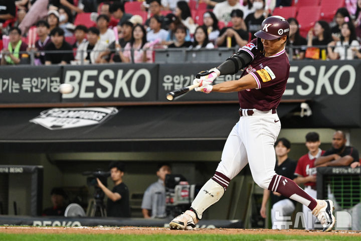 [광주=뉴시스] 이영주 기자 = 20일 오후 광주 북구 광주-기아챔피언스필드에서 열린 2025 신한 쏠뱅크 KBO 리그 키움히어로즈 대 KIA타이거즈의 경기, 3회초 키움 송성문이 중견수 앞 1루타를 날리고 있다. 2025.08.20. leeyj2578@newsis.com