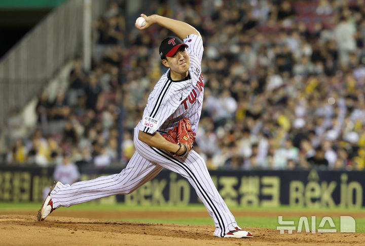 [서울=뉴시스] 김선웅 기자 = 20일 서울 송파구 잠실야구장에서 열린 2025 프로야구 롯데 자이언츠 vs LG 트윈스 경기, 5회초 LG 선발투수 손주영이 역투하고 있다. 2025.08.20. mangusta@newsis.com