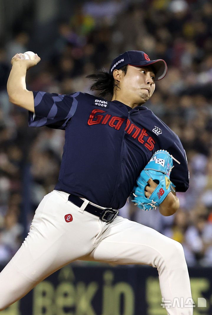 [서울=뉴시스] 김선웅 기자 = 20일 서울 송파구 잠실야구장에서 열린 2025 프로야구 롯데 자이언츠 vs LG 트윈스 경기, 6회말 롯데 교체투수 정철원이 역투하고 있다. 2025.08.20. mangusta@newsis.com