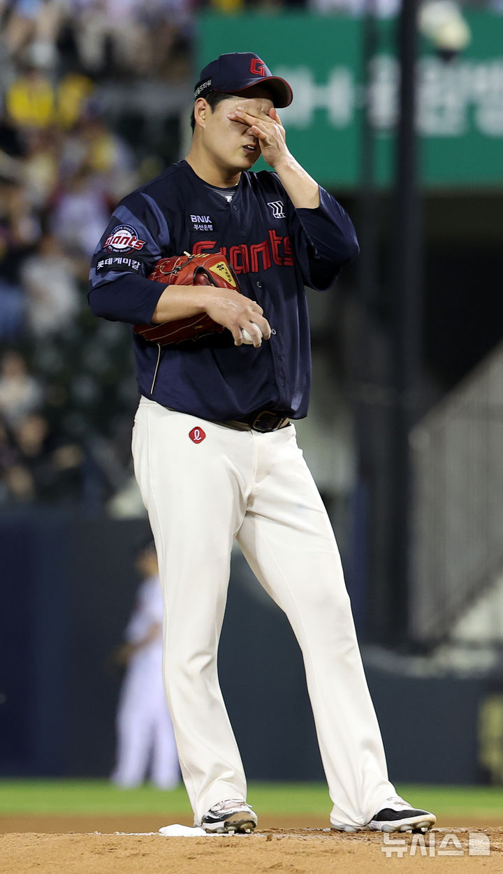 [서울=뉴시스] 김선웅 기자 = 20일 서울 송파구 잠실야구장에서 열린 2025 프로야구 롯데 자이언츠 vs LG 트윈스 경기, 6회말 2사 주자 1,2루 상황, 롯데 선발투수 나균안이 경기 중 땀을 닦고 있다. 2025.08.20. mangusta@newsis.com