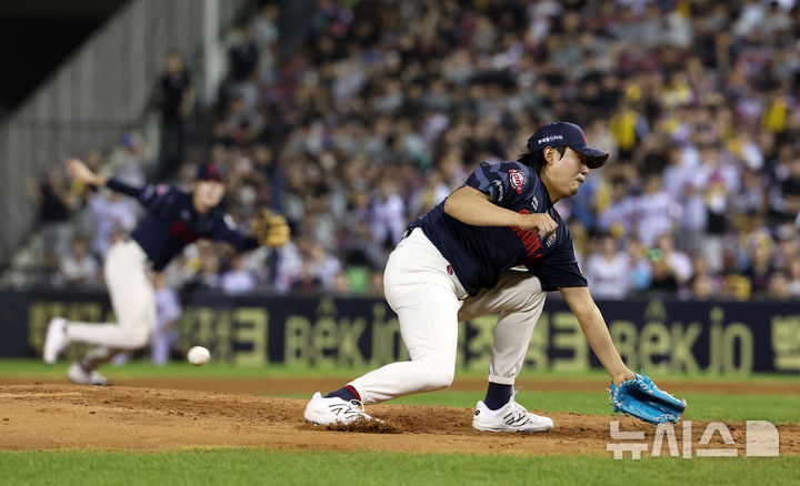 [서울=뉴시스] 김선웅 기자 = 20일 서울 송파구 잠실야구장에서 열린 2025 프로야구 롯데 자이언츠 vs LG 트윈스 경기, 6회말 2사 주자 1,2루 상황 롯데 교체투수 정철원이 LG 구본혁의 타구를 놓치고 있다. 2025.08.20. mangusta@newsis.com