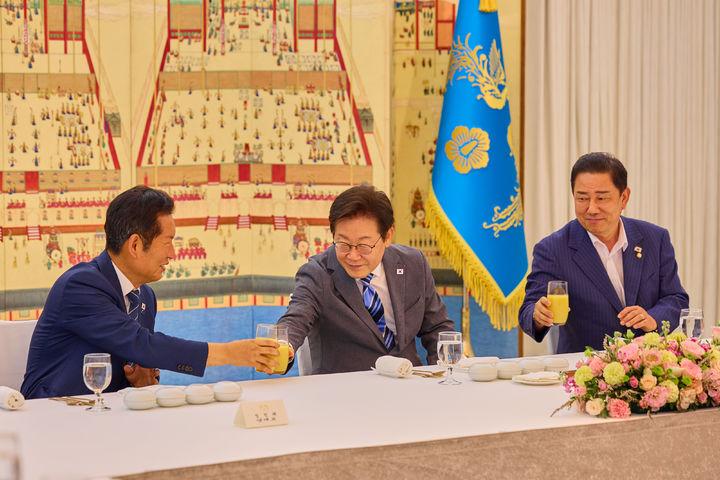 [서울=뉴시스] 최동준 기자 = 이재명 대통령이 20일 서울 한남동 관저에서 열린 더불어민주당 신임 지도부와 만찬에서 정청래 대표, 김병기 원내대표와 주스 건배를 하고 있다. (사진=대통령실 제공) 2025.08.20. photo@newsis.com *재판매 및 DB 금지