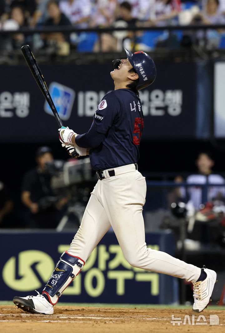 [서울=뉴시스] 김선웅 기자 = 20일 서울 송파구 잠실야구장에서 열린 2025 프로야구 롯데 자이언츠 vs LG 트윈스 경기, 8회초 2사 주자 2루 상황 롯데 나승엽이 삼진 아웃 당하며 아쉬워하고 있다. 2025.08.20. mangusta@newsis.com