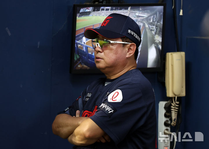 [서울=뉴시스] 김선웅 기자 = 20일 서울 송파구 잠실야구장에서 열린 2025 프로야구 롯데 자이언츠 vs LG 트윈스 경기, 롯데 김태형 감독이 경기를 지켜보고 있다. 2025.08.20. mangusta@newsis.com
