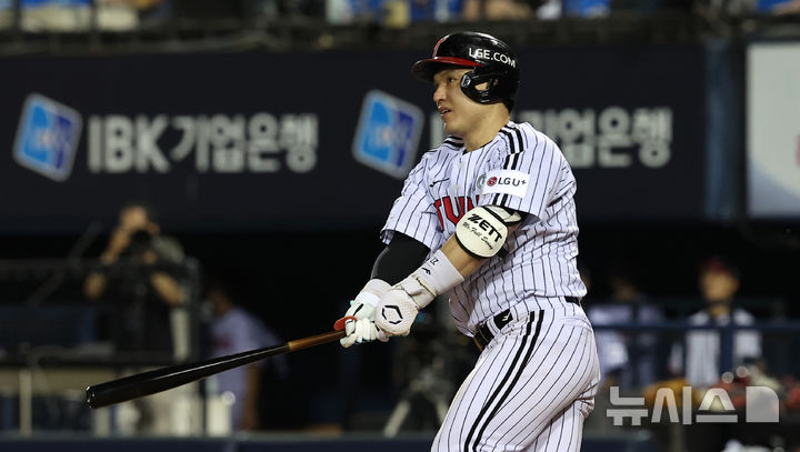 [서울=뉴시스] 김선웅 기자 = 20일 서울 송파구 잠실야구장에서 열린 2025 프로야구 롯데 자이언츠 vs LG 트윈스 경기, 8회말 2사 주자 1루 상황 LG 박동원이 1타점 적시타를 때리고 있다. 2025.08.20. mangusta@newsis.com