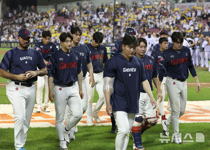 [서울=뉴시스] 김선웅 기자 = 20일 서울 송파구 잠실야구장에서 열린 2025 프로야구 롯데 자이언츠 vs LG 트윈스 경기, 3-5로 패배해 22년 만에 10연패를 당한 롯데 선수들이 굳은 표정으로 더그아웃에 복귀하고 있다. 2025.08.20. mangusta@newsis.com