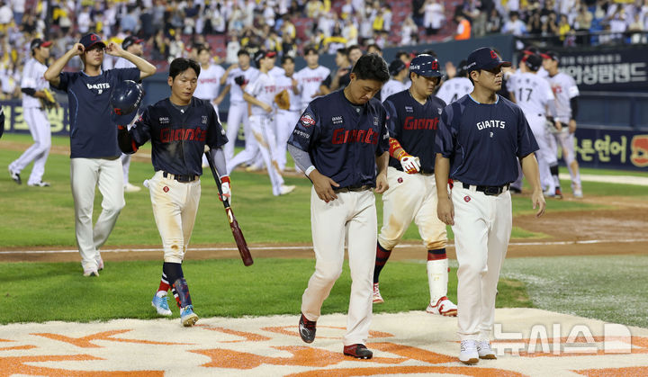 [서울=뉴시스] 김선웅 기자 = 20일 서울 송파구 잠실야구장에서 열린 2025 프로야구 롯데 자이언츠 vs LG 트윈스 경기, 3-5로 패배해 22년 만에 10연패를 당한 롯데 선수들이 굳은 표정으로 더그아웃에 복귀하고 있다. 2025.08.20. mangusta@newsis.com