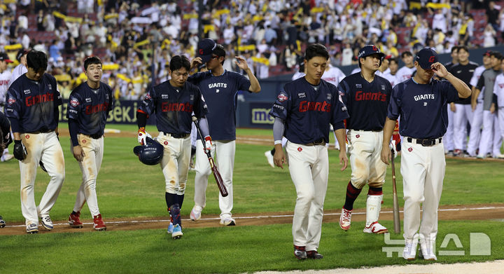 [서울=뉴시스] 김선웅 기자 = 20일 서울 송파구 잠실야구장에서 열린 2025 프로야구 롯데 자이언츠 vs LG 트윈스 경기, 3-5로 패배해 22년 만에 10연패를 당한 롯데 선수들이 굳은 표정으로 더그아웃에 복귀하고 있다. 2025.08.20. mangusta@newsis.com