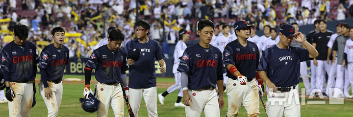 [서울=뉴시스] 김선웅 기자 = 20일 서울 송파구 잠실야구장에서 열린 2025 프로야구 롯데 자이언츠 vs LG 트윈스 경기, 3-5로 패배해 22년 만에 10연패를 당한 롯데 선수들이 굳은 표정으로 더그아웃에 복귀하고 있다. 2025.08.20. mangusta@newsis.com