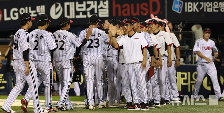 [서울=뉴시스] 김선웅 기자 = 20일 서울 송파구 잠실야구장에서 열린 2025 프로야구 롯데 자이언츠 vs LG 트윈스 경기, 5-3 승리를 거둔 LG 염경엽 감독과 선수들이 기뻐하고 있다. 2025.08.20. mangusta@newsis.com