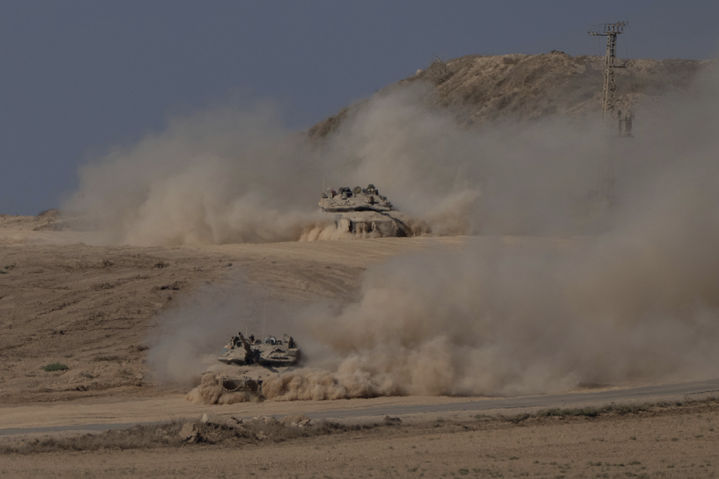 [이스라엘=AP/뉴시스] 20일(현지 시간) 이스라엘-가자 국경 인근에서 이스라엘군의 전차가 이동하고 있다. 2025.08.22.