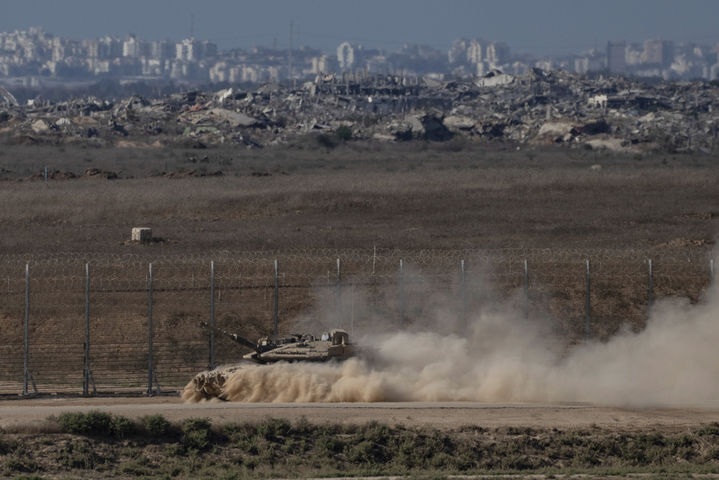 [이스라엘=AP/뉴시스] 20일(현지 시간) 이스라엘-가자 국경 인근에서 이스라엘군의 전차가 이동하고 있다. 2025.08.21.