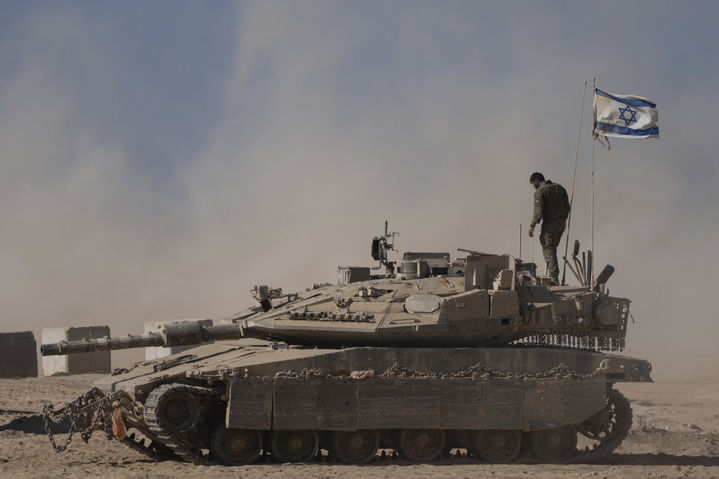 [AP/뉴시스] 20일(현지 시간) 이스라엘 남부에서 바라본 가자지구 접경 지역에서 이스라엘군 탱크가 배치돼 있다. 이스라엘군은 예비군 6만 명에 대한 동원령을 시작하는 등 가자시티 점령 작전 준비 단계를 개시했다. 2025.08.21.