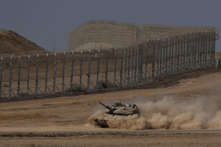 [이스라엘=AP/뉴시스] 20일(현지 시간) 이스라엘-가자 국경 인근에서 이스라엘군의 전차가 이동하고 있다. 2025.08.21.