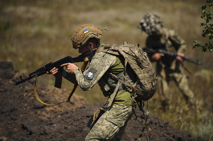 [하르키우=AP/뉴시스] 우크라이나 방위군이 제공한 사진에 지난 19일(현지 시간) 우크라이나 제127여단 소속, 18~24세 신병들이 하르키우 인근 훈련장에서 군사 훈련을 하고 있다. 2025.08.21.
