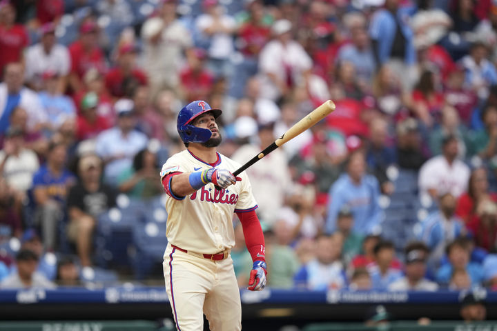 [필라델피아=AP/뉴시스] 필라델피아 필리스의 카일 슈와버가 21일(한국 시간) 미국 펜실베이니아주 필라델피아의 시티즌스뱅크 파크에서 벌어진 2025 메이저리그(MLB) 시애틀 매리너스와의 경기에서 8회말 홈런을 때려낸 후 타구를 바라보고 있다. 2025.08.21