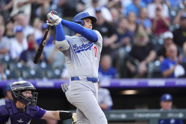 [덴버=AP/뉴시스] LA 다저스의 오타니 쇼헤이가&nbsp; 21일(한국 시간) 미국 콜로라도주 덴버의 쿠어스필드에서 벌어진 2025 메이저리그(MLB) 콜로라도 로키스와의 경기에서 1회초 2루타를 때려내고 있다. 2025.08.21