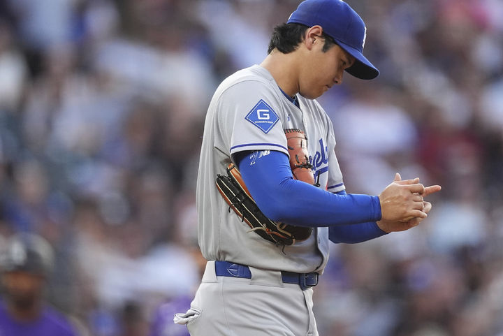 [덴버=AP/뉴시스] LA 다저스의 오타니 쇼헤이가&nbsp; 21일(한국 시간) 미국 콜로라도주 덴버의 쿠어스필드에서 벌어진 2025 메이저리그(MLB) 콜로라도 로키스와의 경기에 선발 등판했다. 오타니가 2회말 희생플라이를 허용한 후 아쉬운 표정을 짓고 있다. 2025.08.21