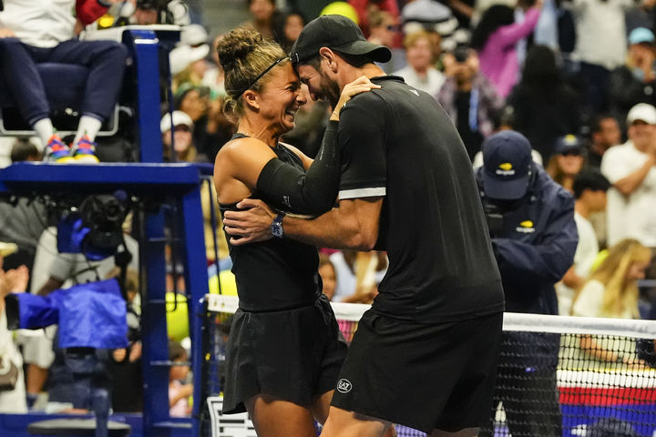 [뉴욕=AP/뉴시스] 사라 에라니와 안드레아 바바소리(이상 이탈리아)가 21일(한국 시간) 미국 뉴욕의 빌리진 킹 내셔널 테니스센터에서 열린 US오픈 테니스대회 혼합복식 결승에서 이가 시비옹테크(폴란드)-카스페르 루드(노르웨이) 조를 2-1(6-3 5-7 10-6)로 꺾고 우승한 뒤 기뻐하고 있다. 2025.08.21