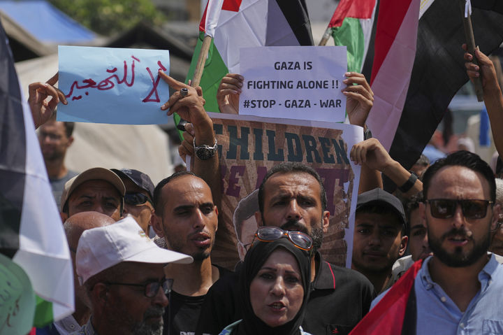 [가자시티=AP/뉴시스] 이스라엘군이 가자시티 점령을 위한 군사 작전 준비에 본격 착수한 가운데, 팔레스타인 주민들이 21일(현지 시간) 강제 이주에 반대하며 시위에 나섰다. 2025.08.22.
