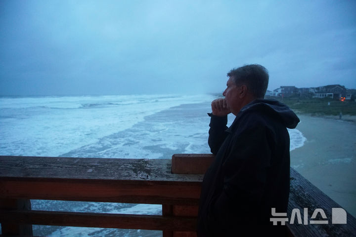 [AP/뉴시스] 허리케인 에린이 대서양에서 북진하는 가운데 21일 이른 아침 미 동북부 노스캐롤라이나주 낵스 헤드 해변 모습 